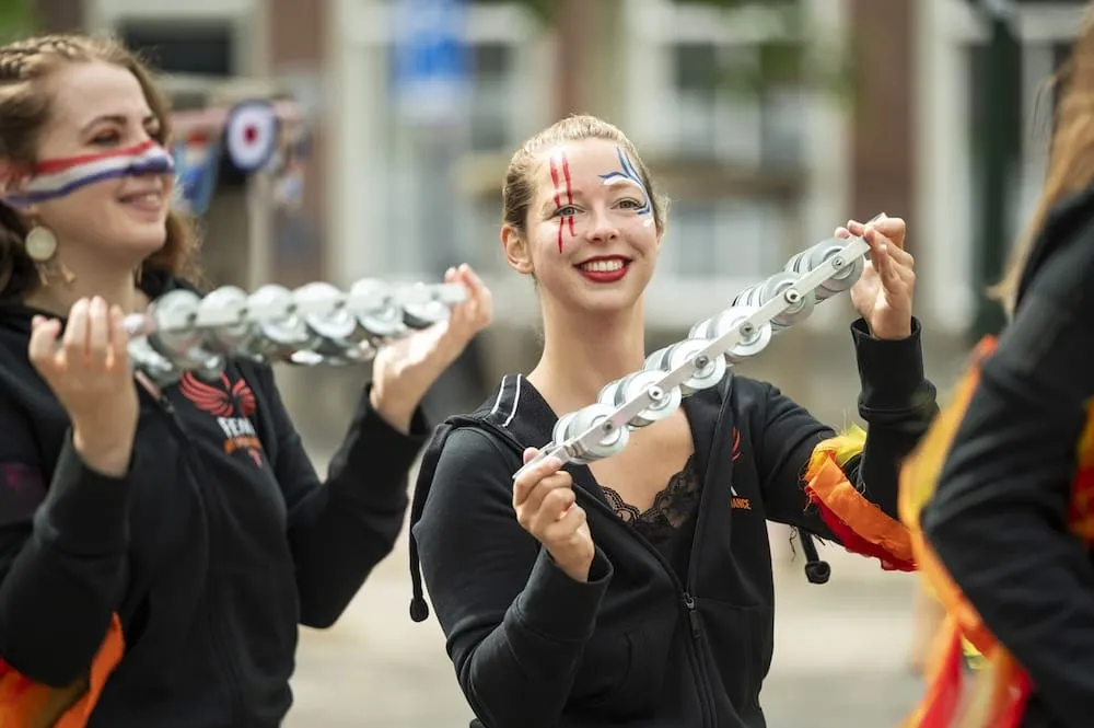 Twee percussionisten met tamboerijnen tijdens een optreden in Den Bosch