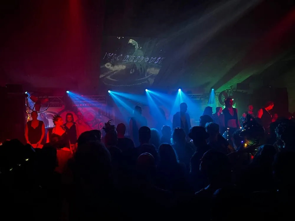 Podium met rood en blauw licht en een volle zaal
