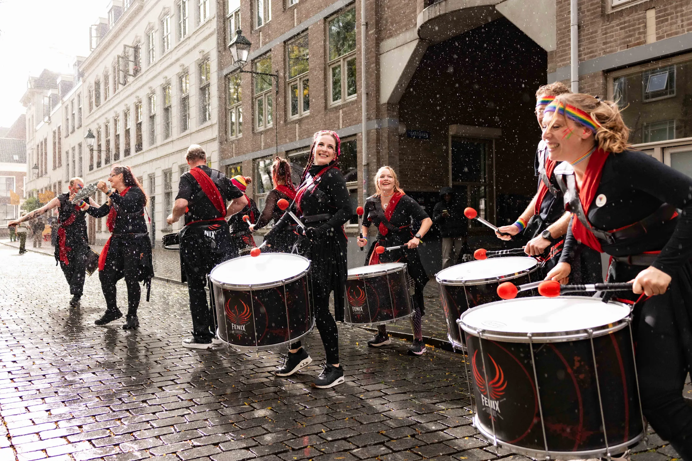 Fenix Drums speelt in de regen door een straat in ’s-Hertogenbosch